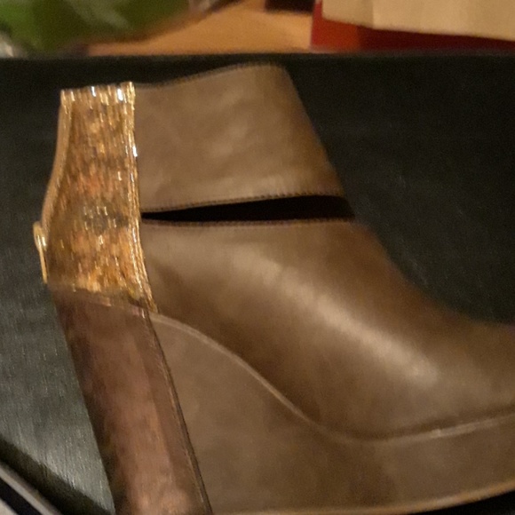 Shoes - Picture 1 of 4